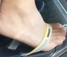 A candid pic of a sexy male foot. Does anyone else like stuff like this?