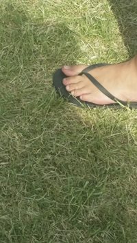 A candid pic of a sexy male foot. Does anyone else like stuff like this?