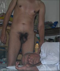I live with my dad always nude,