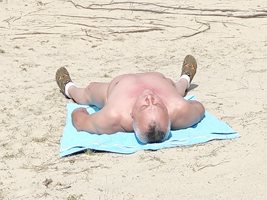Fini les vacances nu dans les dunes de la plage
