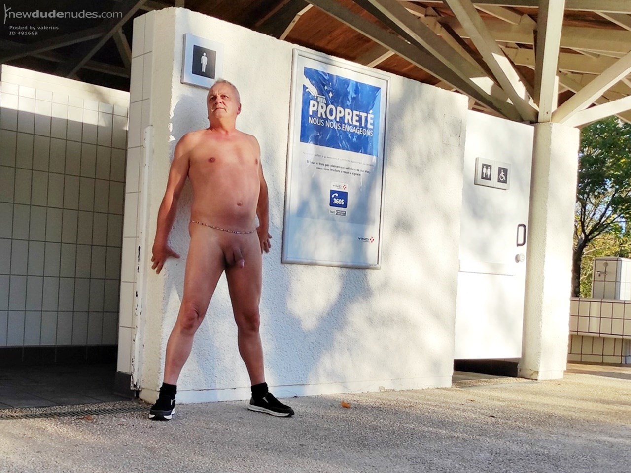 Nu et offert sur une aire de repos