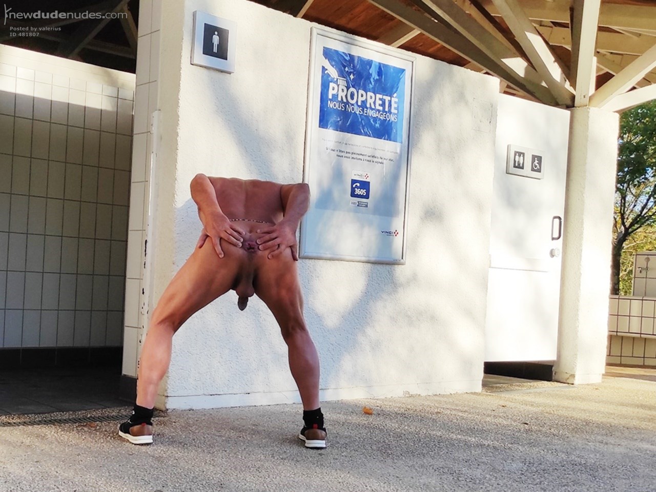 Nu et offert sur une aire de repos