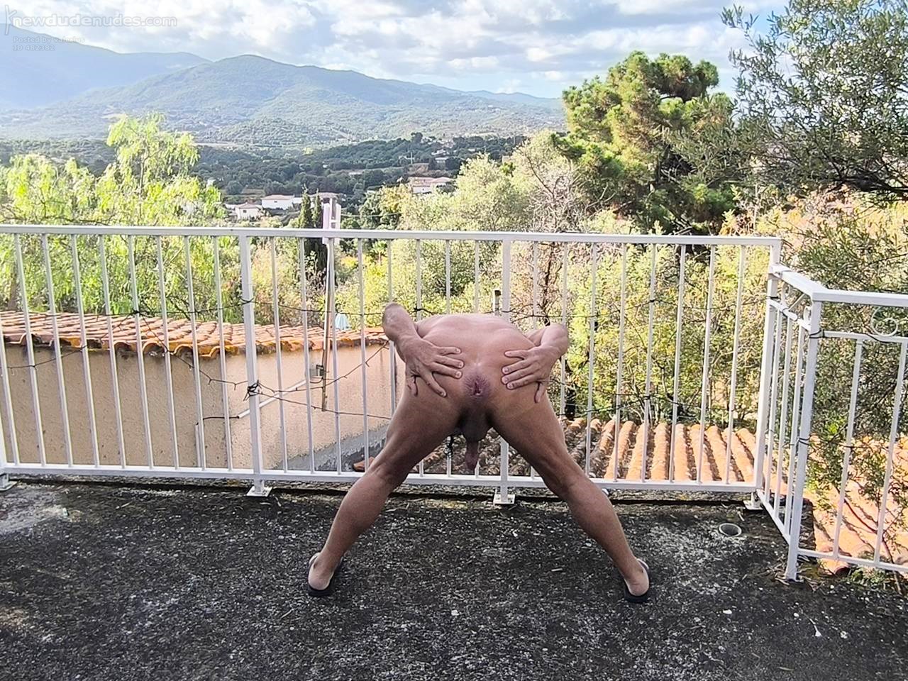 Nu sur la terrasse photographié par un voisin