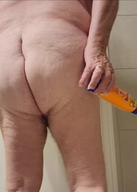 Slamming a sunscreen can deep in my ass. Wish is was even bigger or a huge ...